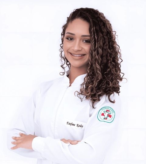 Podóloga Estefane Ketley atendendo paciente em sua clínica em Belo Horizonte